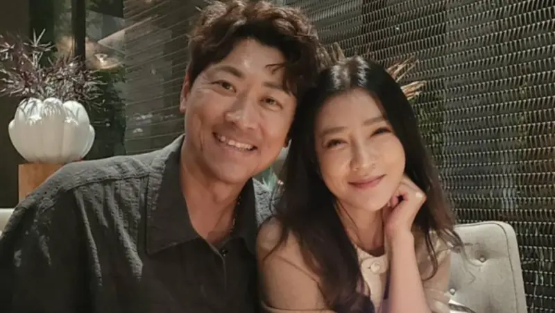 ▲藝人侯昌明（左）、曾雅蘭（右）2001年結婚，昨（27）日迎來24週年紀念日，男方於社群臉書深情告白：「我的全世界當然只會給妳。」搭配上2人在海邊親吻的浪漫照，讓人看得羨煞不已。（圖／翻攝自侯昌明臉書）