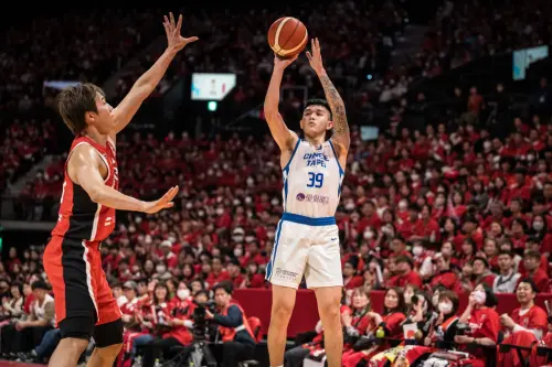 ▲儘管盧峻翔下半場展現「夜王」本色攻下10分，但防守端始終擋不住日本隊的進攻火力，最終中華隊以64：90不敵日本。（圖／取自FIBA官網,https://www.fiba.basketball/en/events/fiba-basketball-world-cup-2027-asian-qualifiers/games/126925-JPN-TPE#photos）