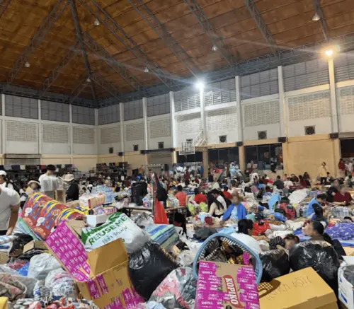 泰國合艾洪水退去災情更慘烈　災民擠滿街頭避難所、宛如末日景象
