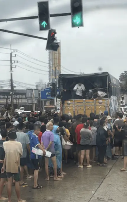 ▲大批災民在合艾街頭排隊領取食物，情況相當混亂。（圖／翻攝自Saksit Khaothong）