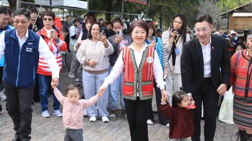 ▲江啟臣與市長盧秀燕出席和平區自達線幸福巴士上路典禮。（圖／台中市政府提供，2025.11.28）