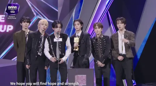 ▲BOYNEXTDOOR獲獎後，隊長明宰鉉（左3）在台上用中、粵雙語致詞。（圖／Mnet Plus）