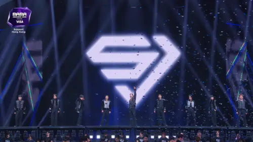 ▲SUPER JUNIOR以全黑服裝登台表演，就連舞者都穿黑色。（圖／Mnet Plus）