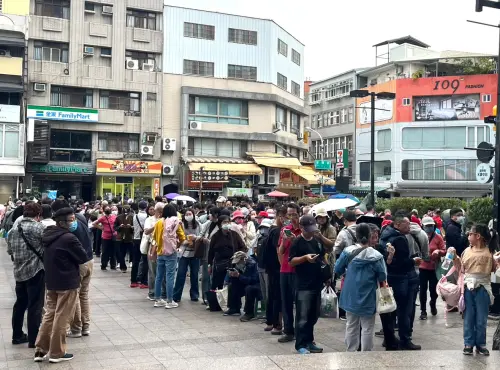 ▲一中商圈物調券發放場域吸引很多年輕族群參與，人潮排長龍等候。（圖／經發局提供）