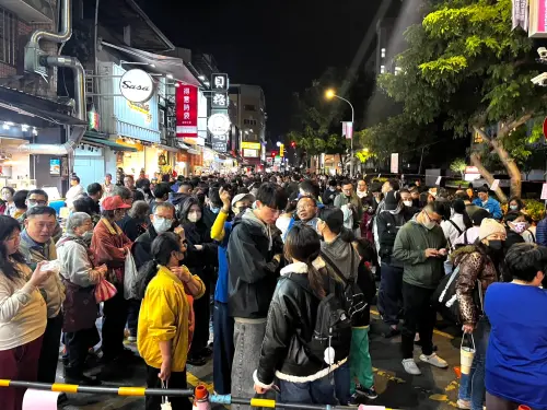 ▲台中逢甲夜市人潮強強滾，搶著領物調券，直說100換200超划算。（圖／經發局提供）