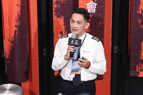 ▲來自航空訓練領域的吳仁傑，則從飛行文化切入「冒險型人才」的養成。他回憶，自己自國二起便立志飛行，長期感受到台灣飛行環境封閉、資訊不透明。（圖／記者朱永強攝）