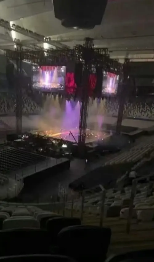 ▲有網友曬出濱崎步獨自一人登上舞台，對著空無一人的台下演唱，只求用錄製的唱給中國粉絲聽。（圖／翻攝自微博）