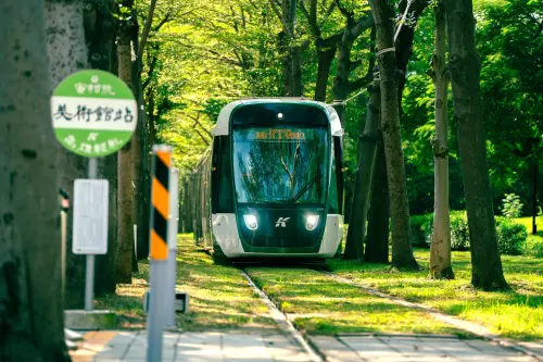 ▲高雄輕軌不僅是便捷的運輸系統，更是串聯城市的綠色動脈。（圖／高市府捷運局提供）