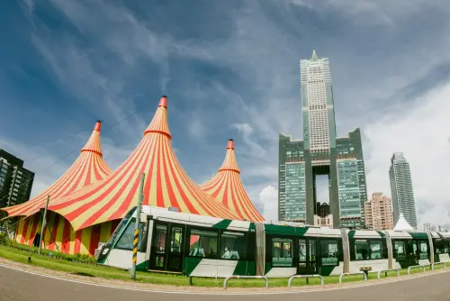 ▲配合市府舉辦大型活動，高雄輕軌擔任起疏運角色，包括FOCASA馬戲藝術節等，帶動了觀光與休閒人潮。（圖／高雄市政府提供）