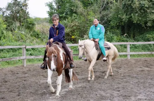 ▲木村拓哉上節目穿上馬場給的保暖外套，結果被觀眾截圖討論，神出身上是WORKMAN平價服飾的外套。（圖/東京電視台）