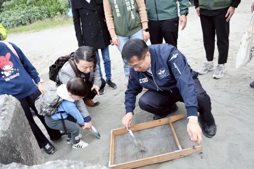 ▲ 黃偉哲與淨灘夥伴一同淨灘。（圖／南市府提供）