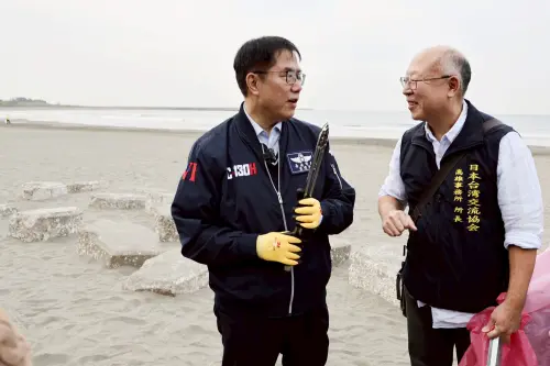 ▲ 日本台灣交流協會高雄事務所所長奧正史，今日一早也和事務所成員遠從高雄來參與活動，與黃偉哲見證了台日雙方的深刻情誼。（圖／南市府提供）