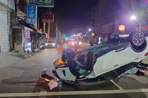 台中26歲女酒駕失控翻車　自撞路邊汽機車「四輪朝天」
