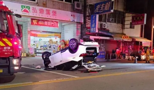 ▲台中西屯29日清晨發生酒駕車禍，26歲苟姓女子疑醉駕不勝酒力，行經西屯路三段連撞路邊汽、機車後翻覆四輪朝天。（圖／翻攝畫面）