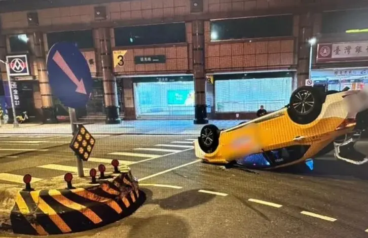 北捷景美站前事故！計程車左轉撞庇護島 慘翻180度「四輪朝天」