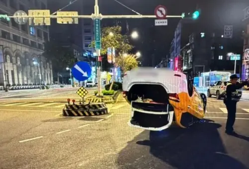 ▲台北文山區景美站附近29日凌晨發生翻車事故，60多歲蕭姓計程車司機左轉羅斯福路六段時疑操作不慎撞上行人庇護島，整輛車當場翻覆。（圖／翻攝畫面）