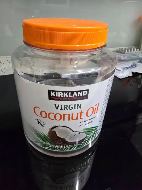 ▲蕭捷健醫師指出，椰子油一半是飽和脂肪，一半是中鏈脂肪酸，整體心血管風險現在看起來是「中立偏上升」。（圖／Costco好市多 商品經驗老實說臉書）