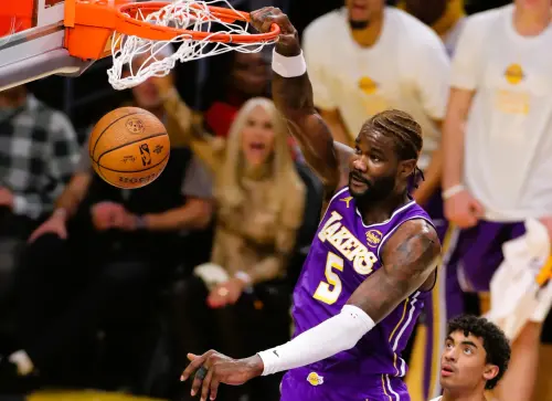 ▲NBA美國職籃（National Basketball Association）洛杉磯湖人近期氣勢如虹，在昨（1）日以133：121擊敗紐奧良鵜鶘豪取近期7連勝後，休息室也呈現一片輕鬆愉快景象，更像一支默契正盛的團隊，而非只是追逐勝場的季後賽勁旅，其中最吸睛的一幕，莫過於中鋒艾頓（Deandre Ayton）接管現場DJ，播放音樂將氣氛推至高點。（圖／美聯社／達志影像）