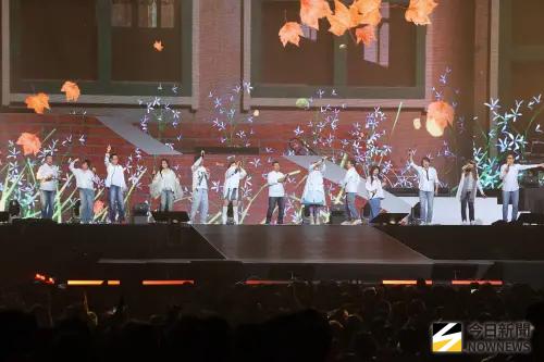 ▲民歌高峰會今（29）日下午舉辦台北站的第一場，眾星加起來快千歲，但是心境和打扮超年輕，觀眾聽得如癡如醉。（圖／記者林柏年攝影）