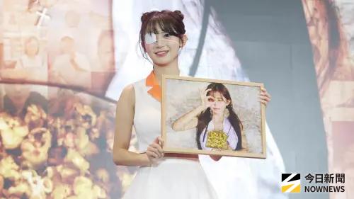 ▲李珠珢看到主辦方跟粉絲一同秘密製作的馬賽克大圖時，感動到落淚，把眼罩都弄濕了。（圖／記者張一笙攝）