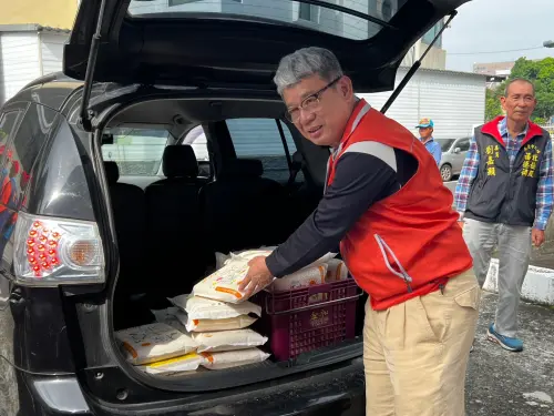 ▲共有1510包3公斤白米、100桶漂白水及多項生活用品，透過鍾佳濱服務處協助運送至災區。（圖／記者莊全成翻攝）