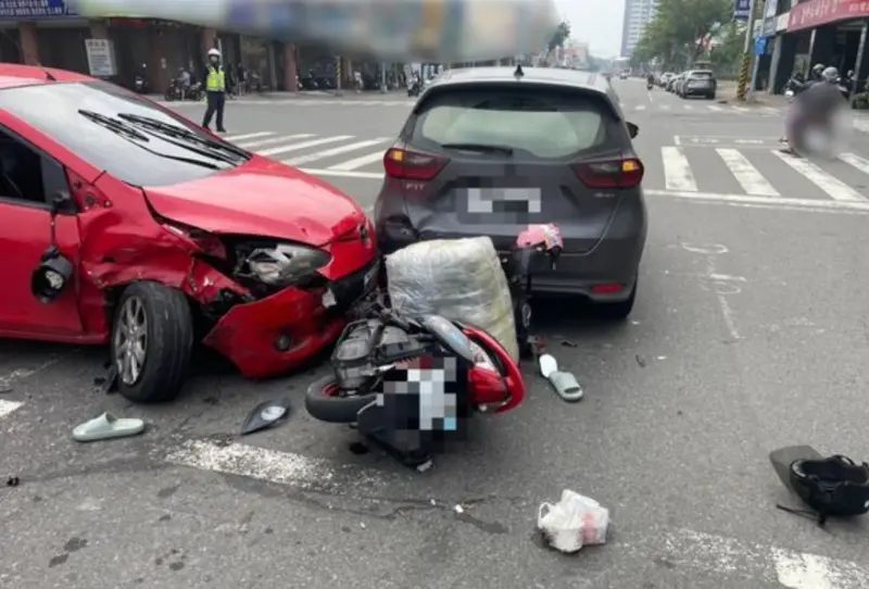 高雄楠梓連環車禍！轎車迴轉失控衝進車陣　「1撞4」2外籍女受傷