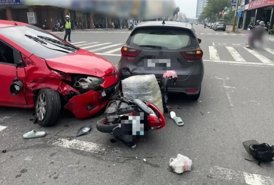 高雄楠梓連環車禍！轎車迴轉失控衝進車陣 「1撞4」2外籍女受傷