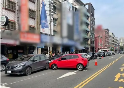 ▲高雄楠梓29日上午傳出連環車禍，一輛轎車在迴轉時疑似失控，直接衝向對向停等紅燈的車陣，造成三輛汽車及一輛機車被撞，兩名外籍女騎士受傷送醫。（圖／翻攝畫面）