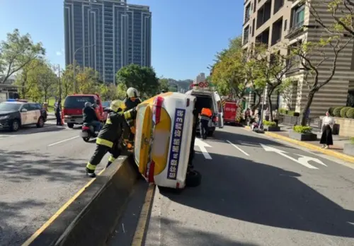▲台北文山區29日生計程車翻覆，一輛自小客車切換車道時與計程車擦撞，導致計程車被彈起後沿護欄刮蹭10公尺、側翻在路中。（圖／翻攝畫面）