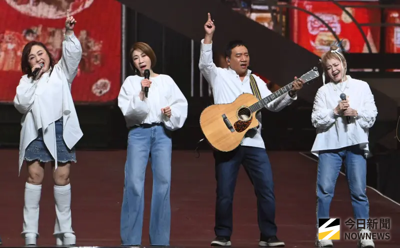 ▲民歌50高峰會演唱會今（29）日下午在台北小巨蛋舉辦台北站的第一場，最後的點歌環節，有粉絲敲碗想聽〈沒出息〉，施孝榮（右2）信手捻來，手刷吉他，眾星就這麼即興地唱了一段，很跟得上時事。（圖／記者林柏年攝影）