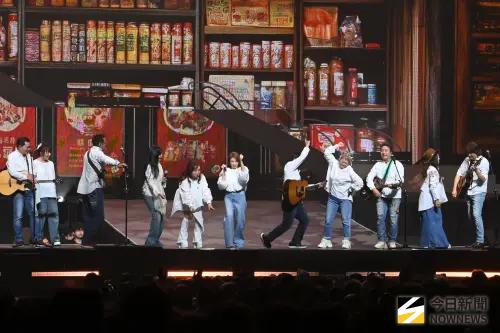 ▲民歌50高峰會演唱會，集結14位1970到1980年代的民歌好手同台開唱。（圖／記者林柏年攝影）