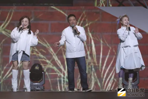 民歌高峰會超級潮！施孝榮帶團繞蛋唱〈捉泥鰍〉　鄭怡嗨喊齊啾咪
