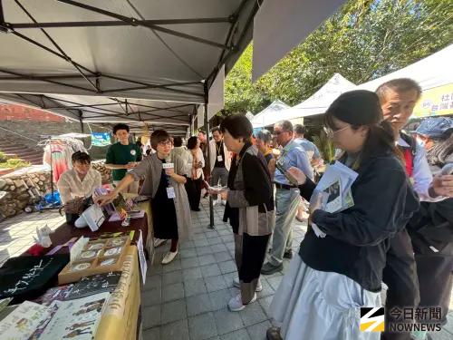 ▲中台灣文化百頁博覽會今日在國立彰化生活美學館登場，22個榮獲文化部首屆百大文化基地，展現中台灣豐饒多彩的文化樣貌，（圖／記者金武鳳攝，2025.11.29)