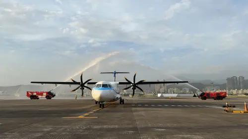 添加永續航空燃油　華信航空ATR新機抵達松山機場
