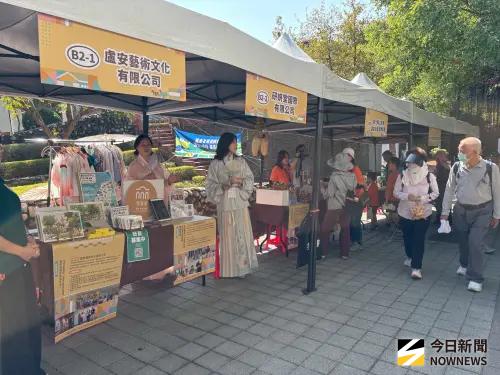 ▲國立彰化生活美學館今（29）日辦理「中台灣文化百頁博覽會」，適逢假日吸引許多民眾參觀。（圖／記者金武鳳攝，2025.11.29)