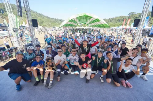 ▲美利達總經理、選手、網紅及藝人及近三千名車有一同為2025美利達盃畫下完美句點。(圖/美利達提供)