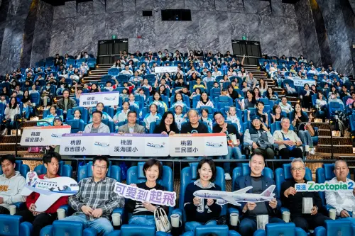 ▲華航今日舉辦迪士尼「動物方城市2」電影特映會，攜手桃園在地的家扶中心、睦祥育幼院、溪海國小、百吉國小、福安國小、三民國小，以及多次代表台灣出賽屢獲佳績的瑞星舞蹈協會，邀請近 4 百位大小朋友共賞迪士尼最新動畫電影，華航董事長高星潢(二排右4)、總經理陳漢銘(二排右3)也蒞臨同樂。（圖／中華航空）