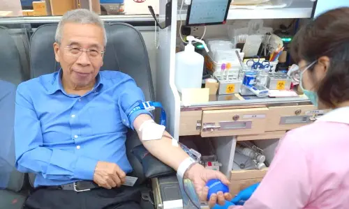 ▲台灣中油公司石化事業部舉辦捐血活動，該事業部執行長黃三泰(左)率先挽袖捐血。(圖／中油石化事業部提供)
