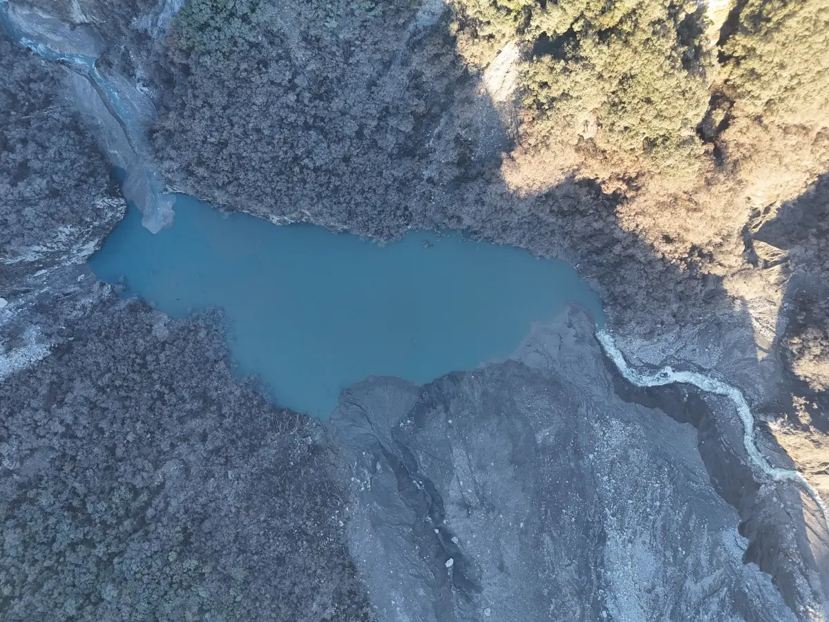 ▲特遣隊抵達堰塞湖周遭滿是粉塵，能見度極低，連呼吸都有困難。（圖／農業部林保署提供）