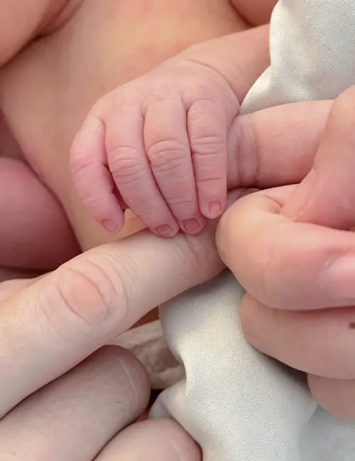 ▲查理曬出寶寶小手。（圖／翻攝自IG@coindevanity）