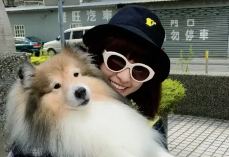 ▲藝人黃鴻升生前的女友峮峮（如圖），在28日他冥誕當天於IG限時動態發布了一張抱愛犬、戴白色墨鏡的照片，畫面中沒有留下任何文字言語，粉絲認為這是峮峮的想念。（圖／翻攝自峮峮IG@qun_04）