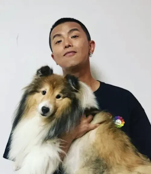 ▲黃鴻升（如圖）過去也曾抱著峮峮愛犬合照。（翻攝自黃鴻升IG@aes_alien）