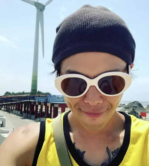 ▲黃鴻升（如圖）過去也有和峮峮照片中同款的白墨鏡。（圖／翻攝自黃鴻升IG@aes_alien）