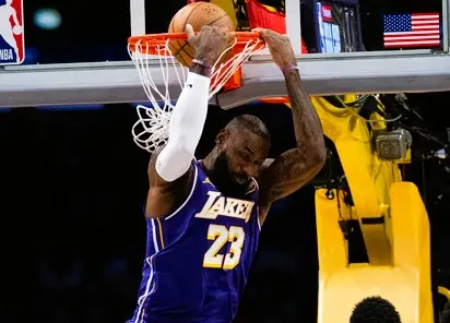 ▲NBA美國職籃（National Basketball Association）洛杉磯湖人今（6）日將做客波士頓塞爾提克，然而湖人賽前宣布，詹姆斯（LeBron James）因右側坐骨神經痛復發與左腳關節炎確定缺陣，這不僅讓湖人戰力再度受到影響，更可能讓詹姆斯連續21年入選年度最佳陣容的紀錄面臨終止。（圖／美聯社／達志影像）