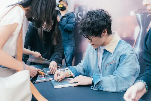 盧廣仲寵粉簽到手軟！3000粉絲擠爆北車　從白天簽到晚上8小時
