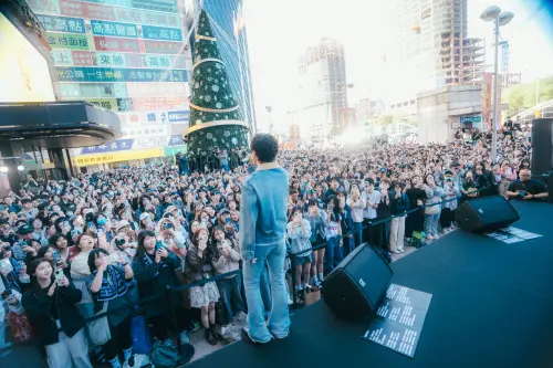 ▲盧廣仲（站立者）是超級人氣王，舉辦簽唱會，3千名粉絲擠爆北車。（圖／添翼創越提供）