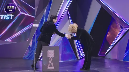 ▲GD（右）和哥們李洙赫（左）在舞台上官腔鞠躬。（圖／Mnet Plus）