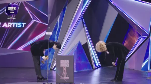 ▲GD（右）和哥們李洙赫（左）在舞台上相互鞠躬超搞笑。（圖／Mnet Plus）