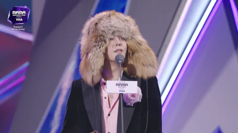 MAMA／李洙赫親自頒獎給GD！他嘴角笑到天靈蓋：下次換我頒給你