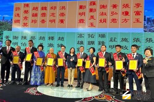 ▲高雄市表揚好人好事運動協會舉辦好人好事聚焦高雄頒獎表揚典禮，由高雄市政府社會局局長蔡宛芬(中)頒發當選證書給好人好事代表，以資鼓勵。(圖／記者黃守作攝，2025.11.29)